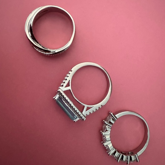 Size 9 Elegant Silver and Blue Gemstone Ring - Picture 2 of 3